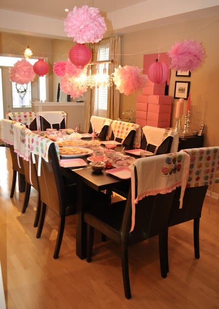 cupcake decorating table.