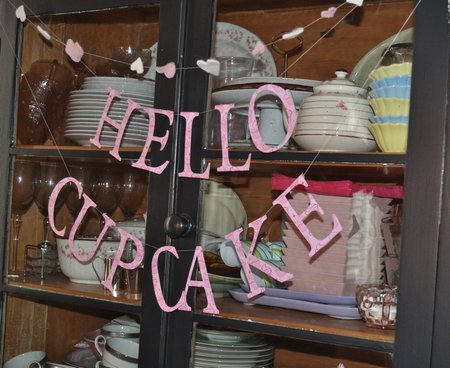 hello cupcake sign.