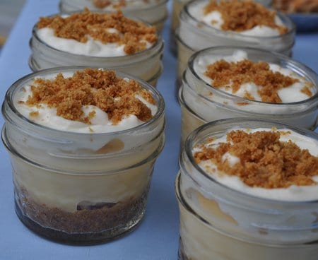 finished banana cream in a jar.