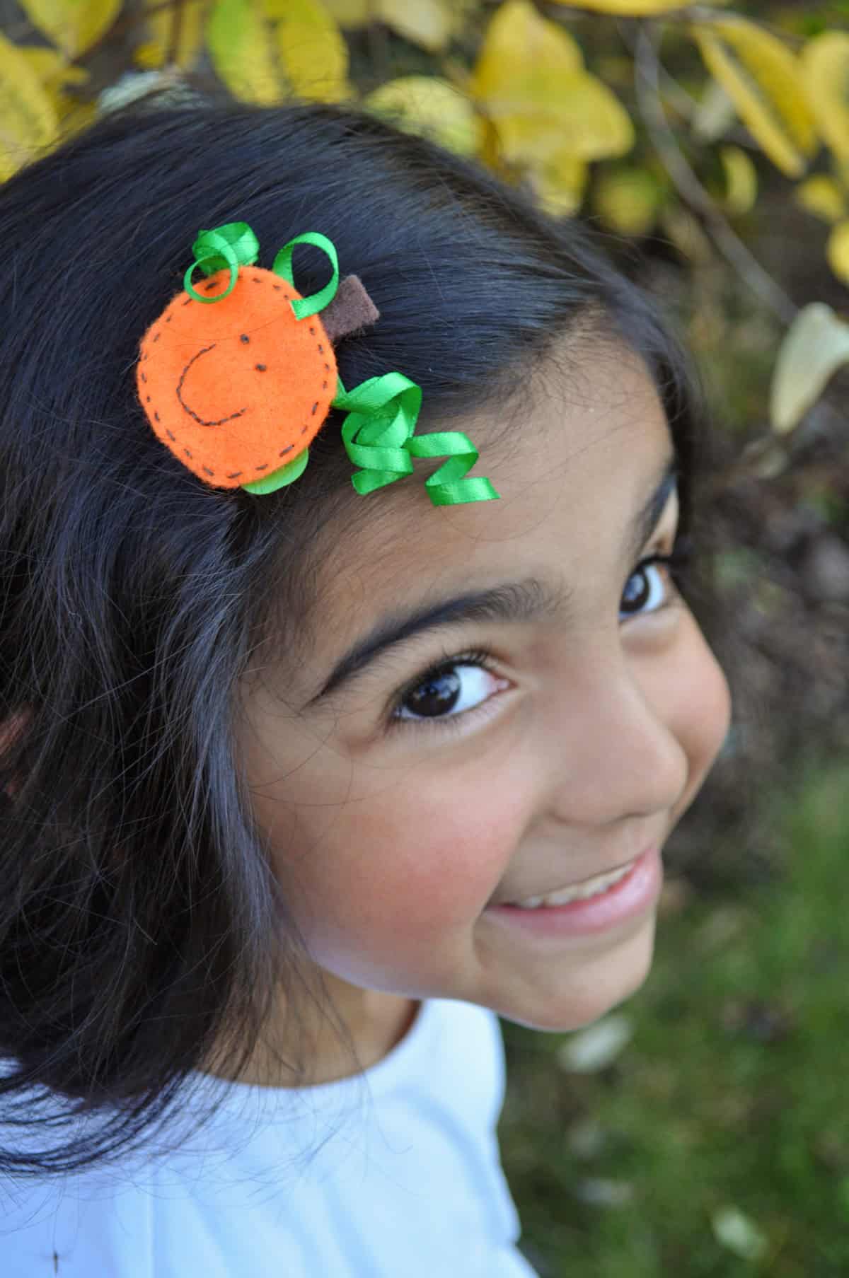 Easy DIY pumpkin hair clip craft.