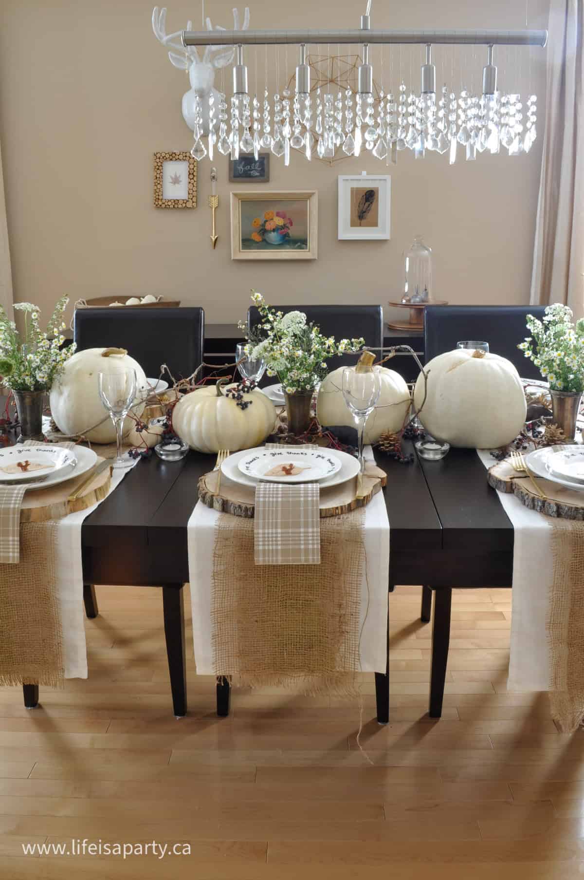 Rustic and neutral Thanksgiving table ideas.