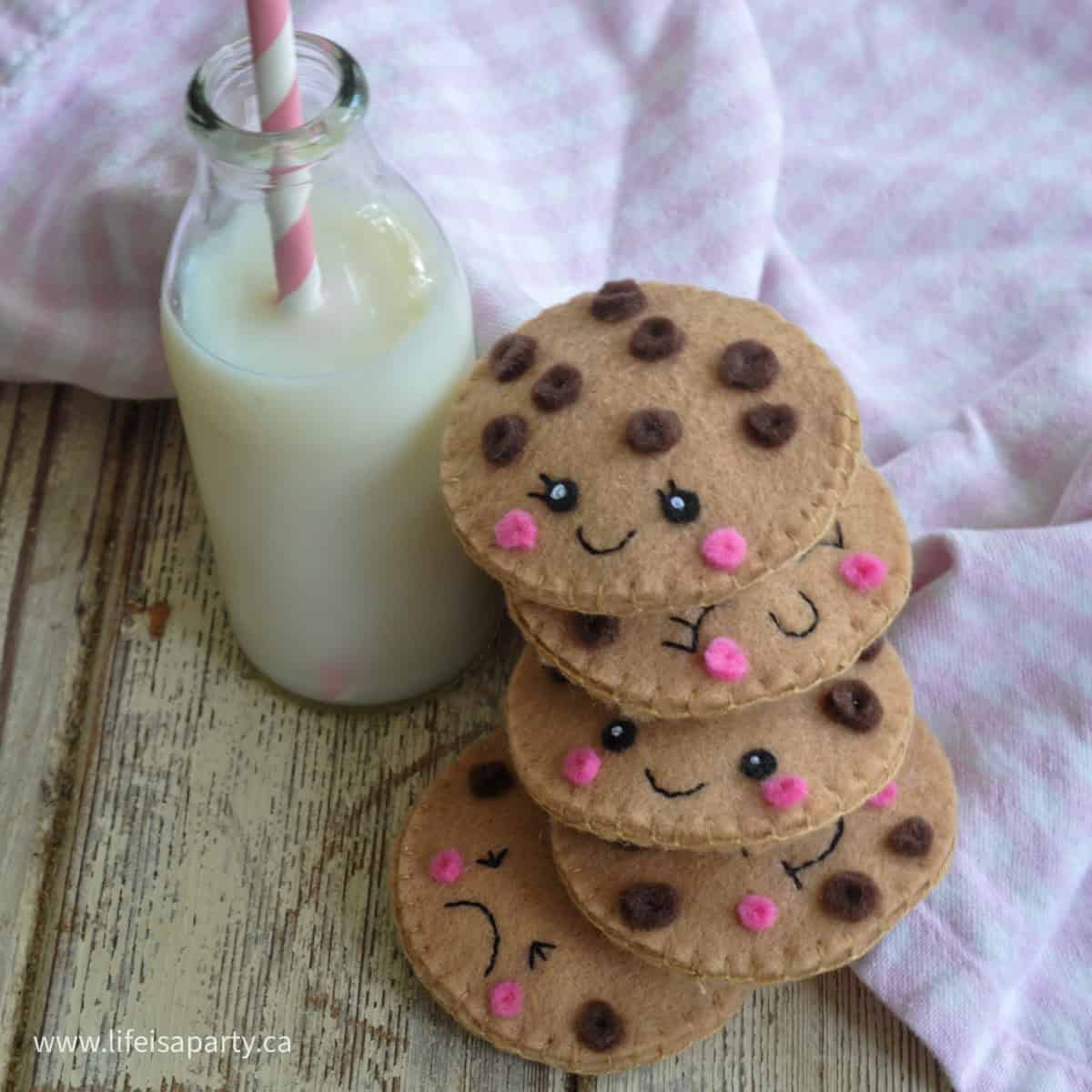 DIY felt chocolate chip cookie play food