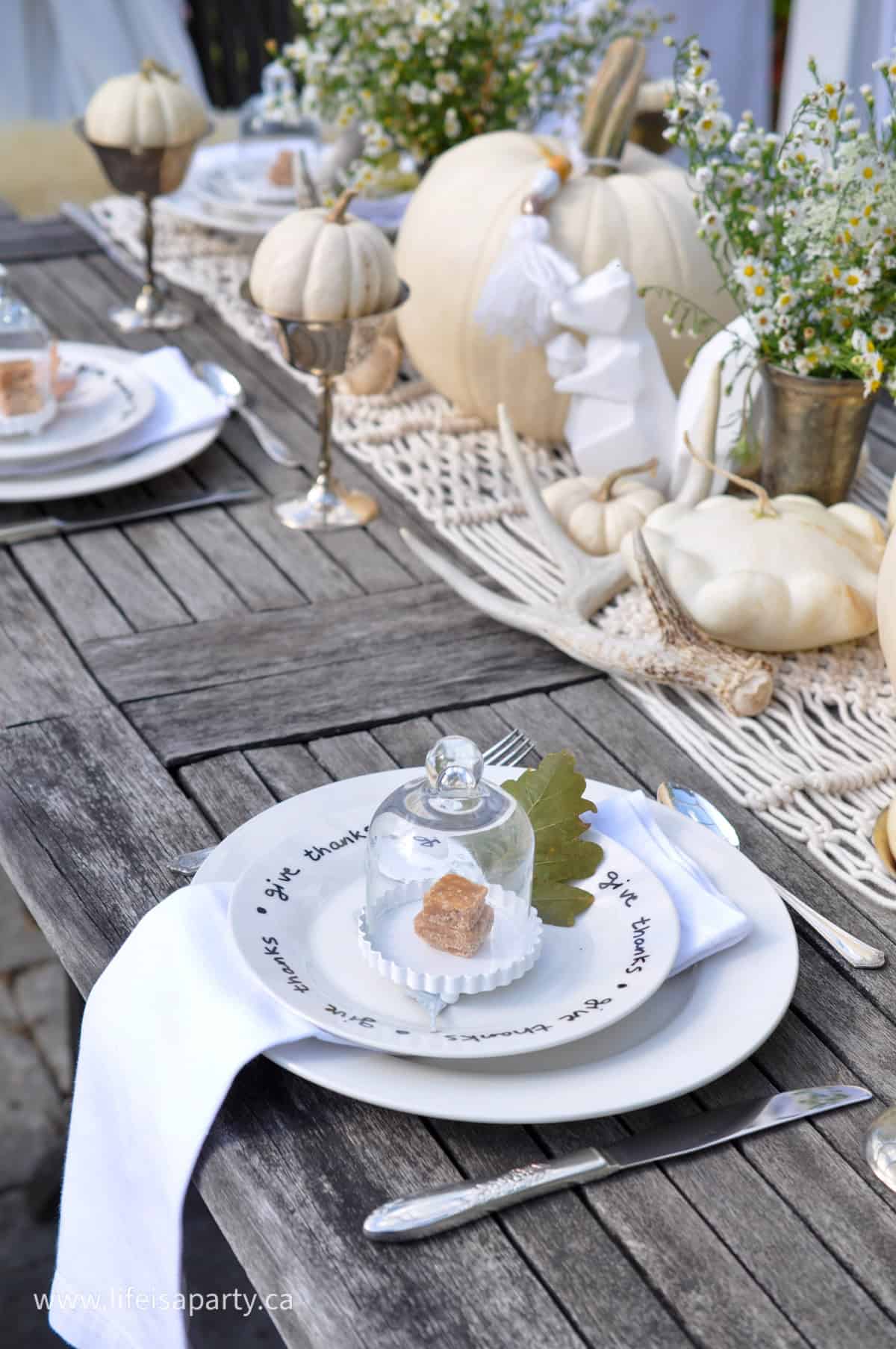 Neutral outdoor thanksgiving table ideas.