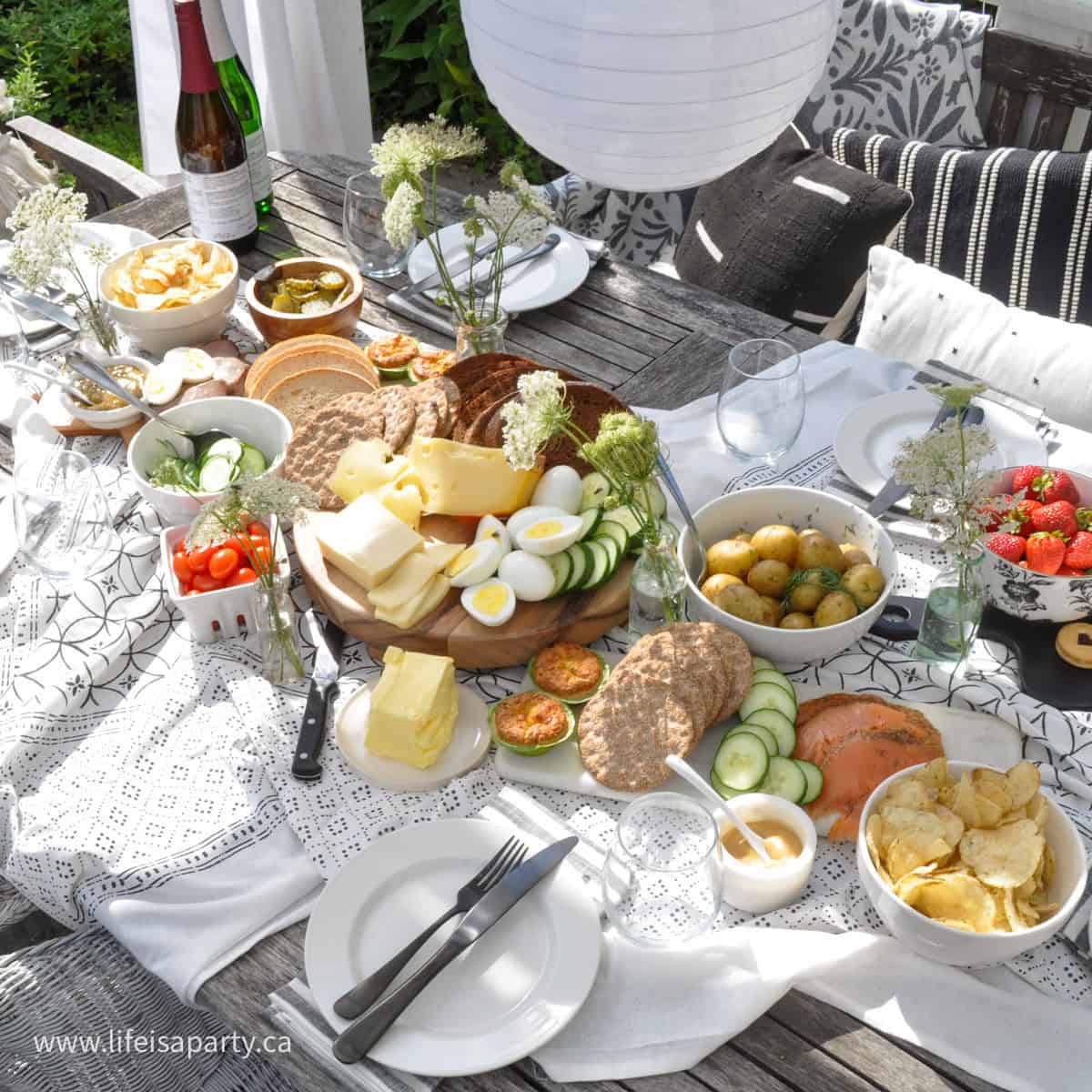 How to throw a Swedish inspired midsummer picnic.