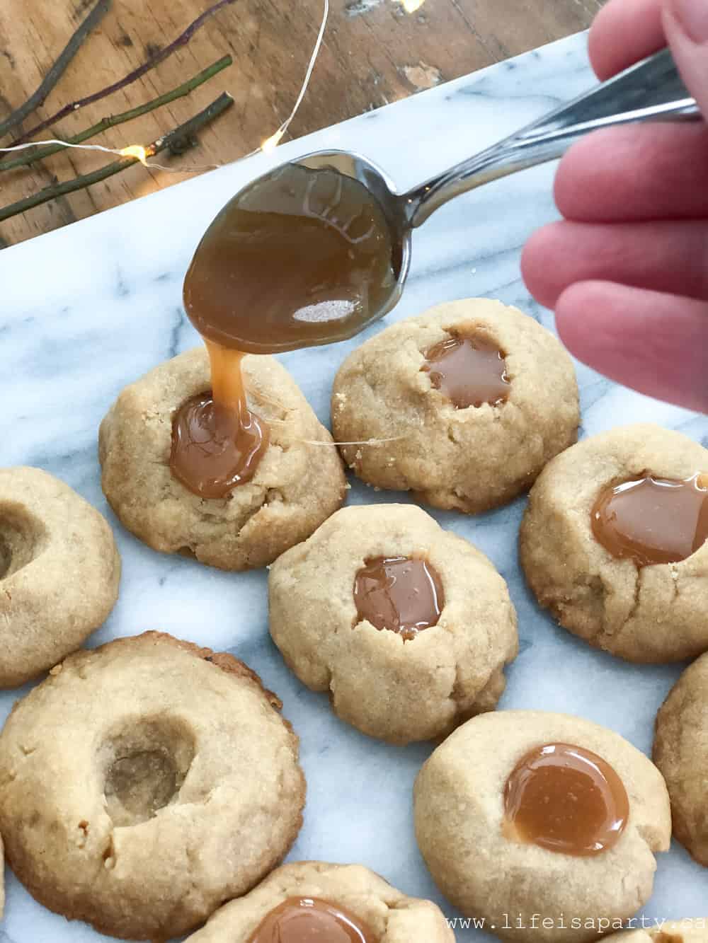 How to fill brown sugar shortbread cookies with caramel.