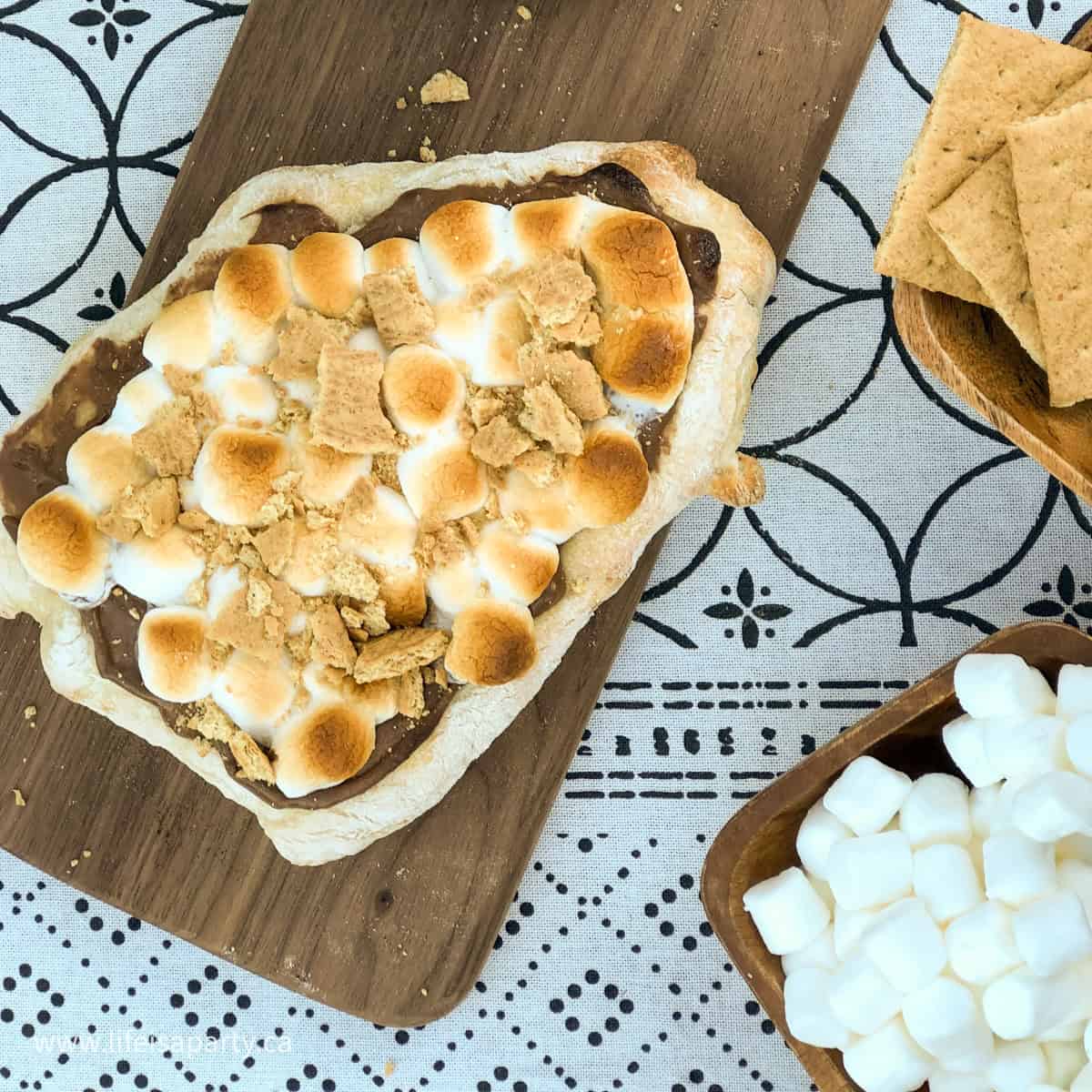 How to make s'more pizza.