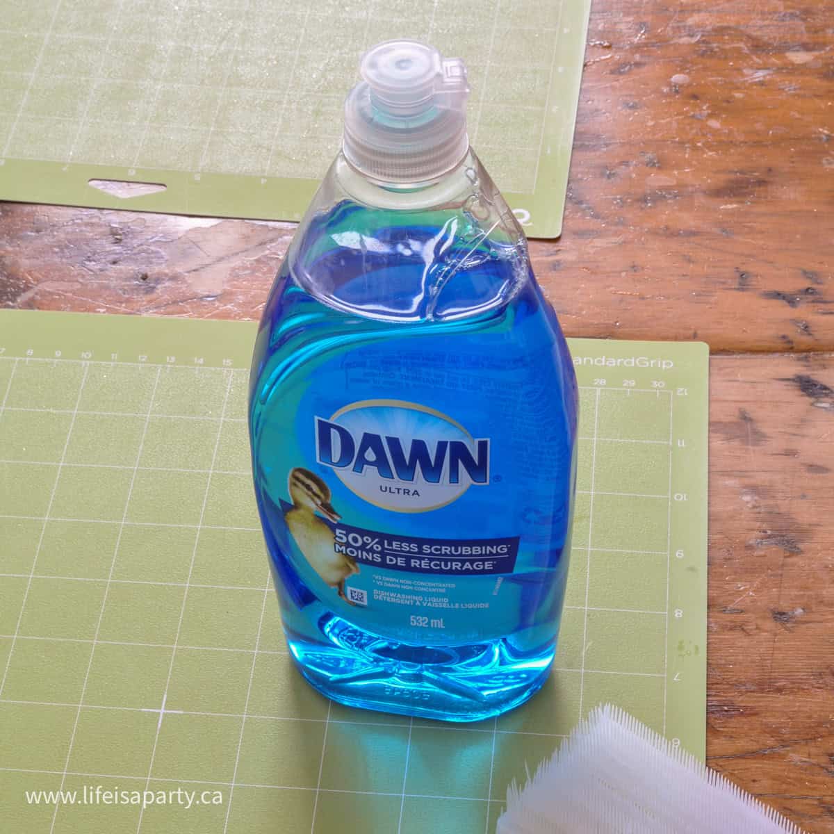 how to clean a Cricut mat with Dawn dish soap