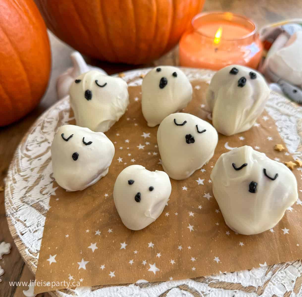 How to make chocolate strawberry ghosts.