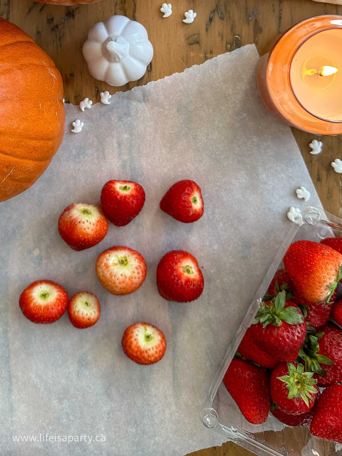 How to make chocolate dipped strawberry ghosts.