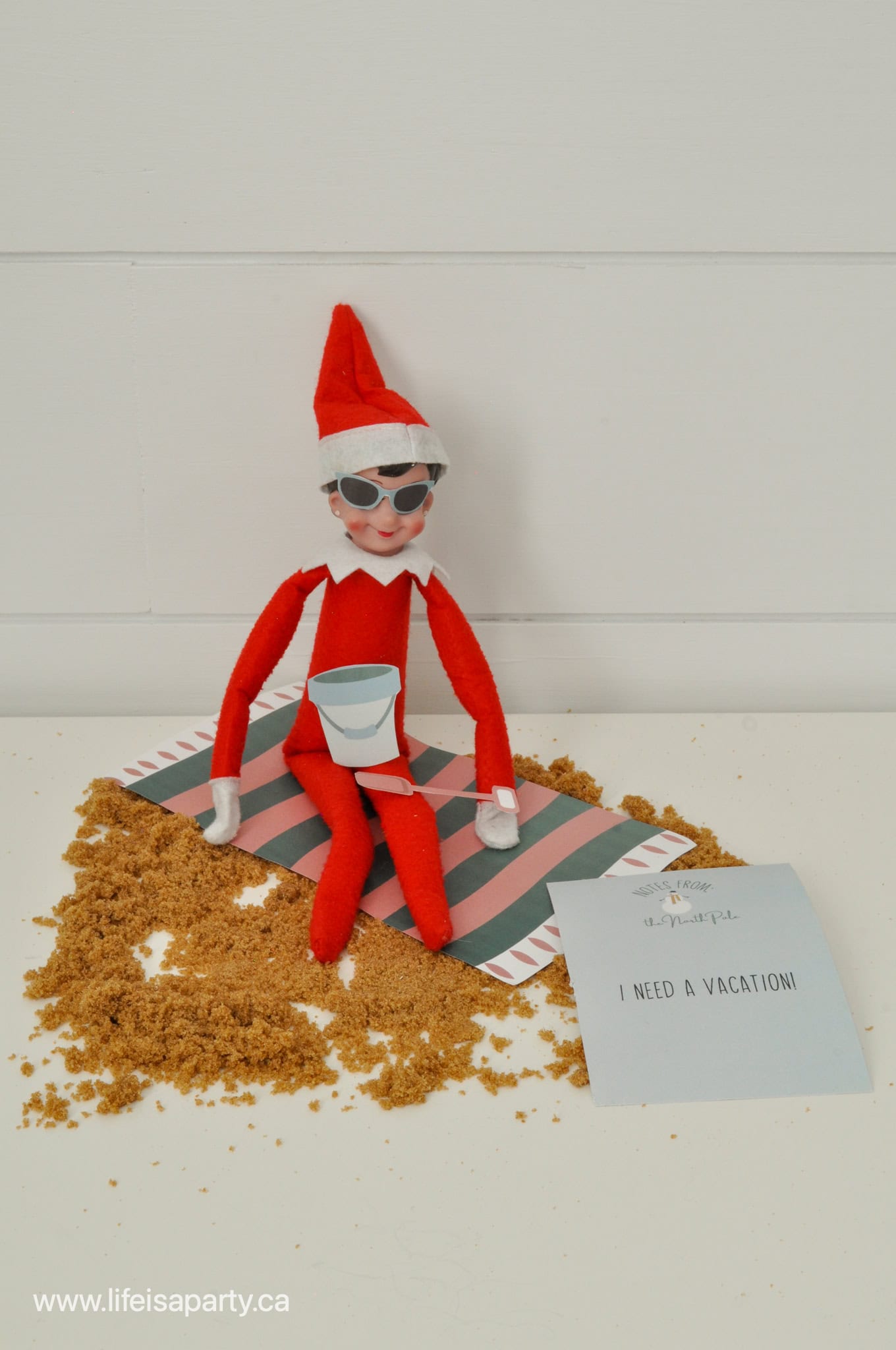 Elf on the shelf free printable towel and sand bucket for the beach.